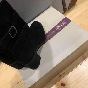 CLARKS WOMENS BOOTS _ BLACK (BRAND NEW WITH BOX)